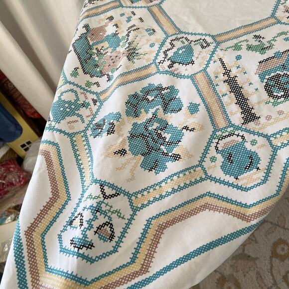 Vintage cotton farmhouse tablecloth 49x46 cottage core linens textiles fabric - Picture 4 of 9